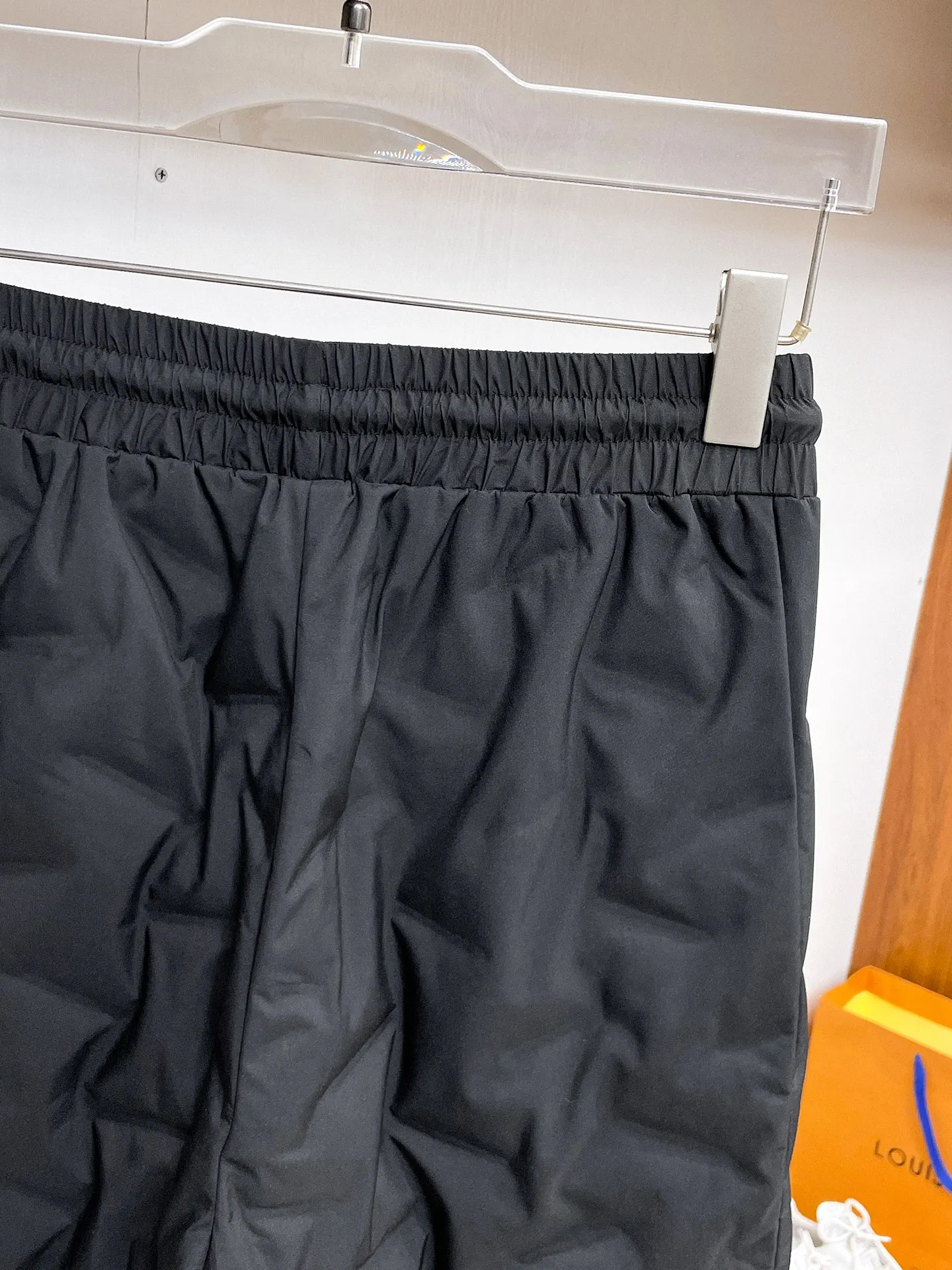 P490 Big Goose🇨🇦 🔥50ss thickened warm down pants, a new autumn and winter product, are here. 🌹Winter essential outdoor windproof, lockable and warm. Made of professional-grade outdoor windproof, waterproof and breathable fabric. Lining is filled with %90 white duck down. Lightweight design. Lightweight and warm. Seamless gluing process on the inside. Made of light and gall-free anti-drilling fabric to effectively prevent velvet running. Original hardware accessories Classic logo matching, simple and versatile, the upper body is stylish and not bloated, the same style for men and women! Size: M-3XL.
